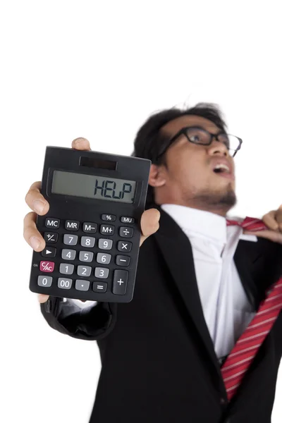 Стрессовый бизнесмен держит калькулятор и просит о помощи — стоковое фото