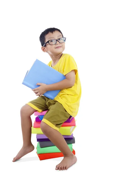 Inteligentny chłopiec azjatyckich z książki — Zdjęcie stockowe