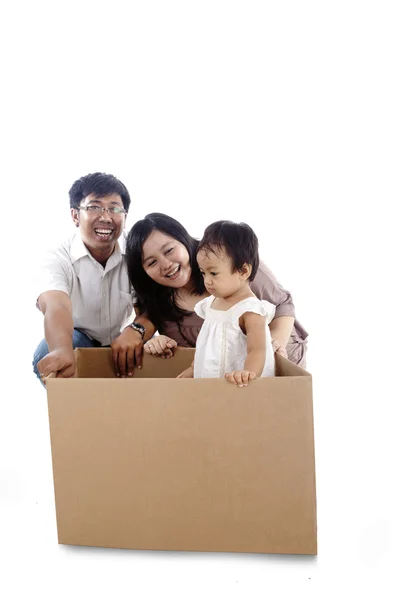 Glad familj spela med en låda — Stockfoto