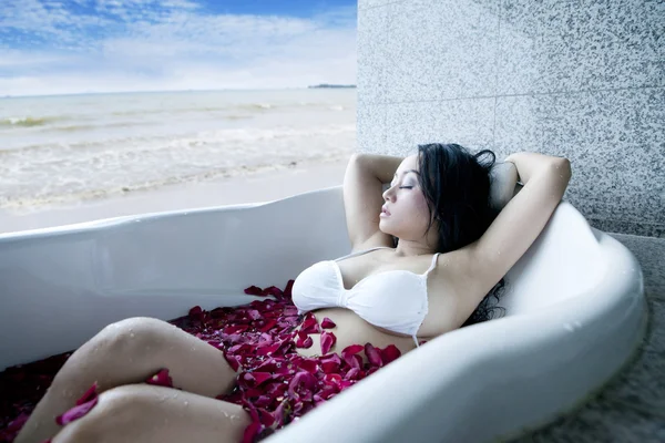 闲暇时间在浴缸里的女人 — 图库照片