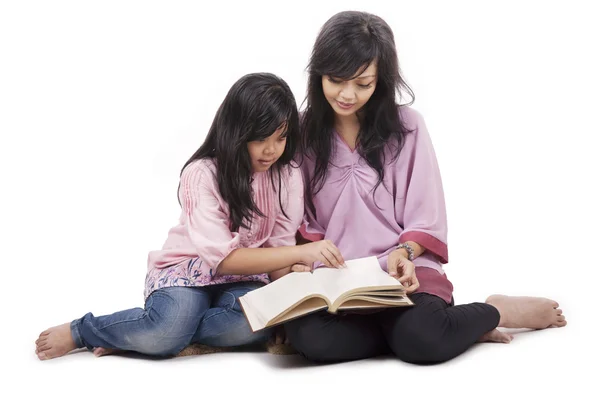 Mãe e filha lêem um livro — Fotografia de Stock