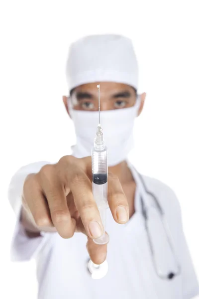 Médico segurando uma seringa — Fotografia de Stock