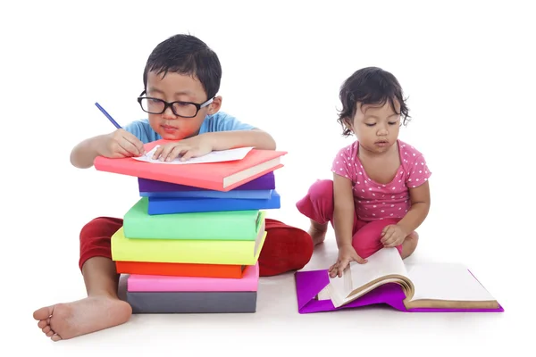 Dzieci uczące się — Zdjęcie stockowe