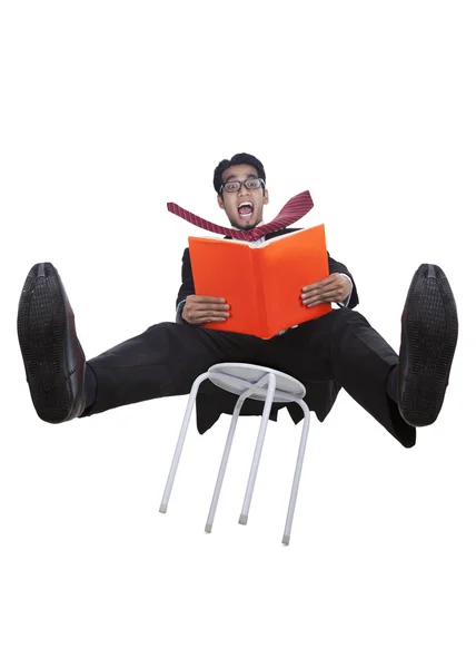 Affärsman som faller från en stol — Stockfoto