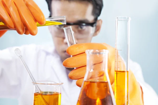 Investigação de laboratório químico — Fotografia de Stock