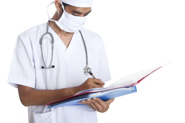 Läkare skriver medicinsk rapport Stockfoto