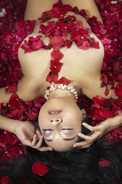 Сексуальная женщина наслаждается цветами для ванны — стоковое фото