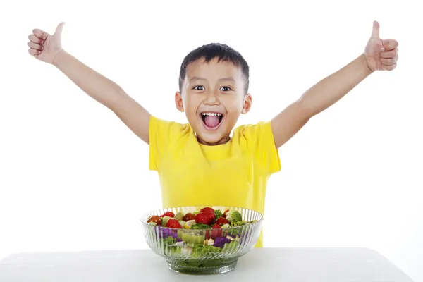 Enfant en bonne santé avec salade — Photo