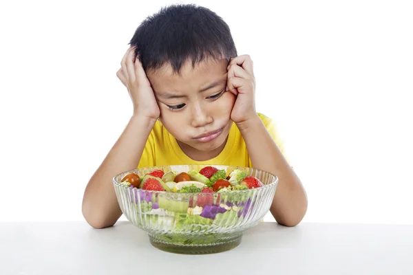 Criança preguiçosa para comer salada — Fotografia de Stock