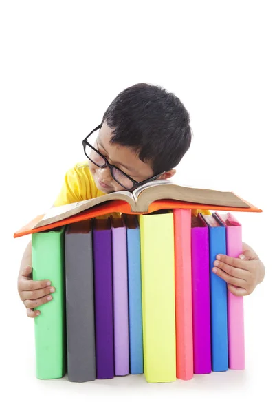 Menino com óculos dormindo com livros — Fotografia de Stock