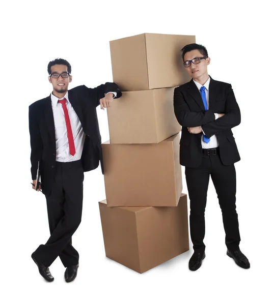 Hommes d'affaires avec pile de boîtes — Photo