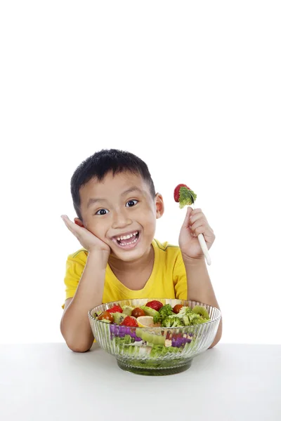 Barnet äta sallad — Stockfoto