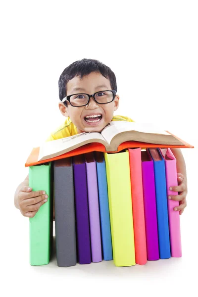 Bonito menino leitura livro — Fotografia de Stock