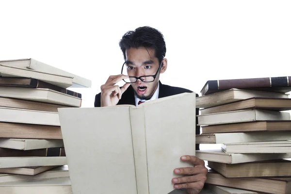 Шокированный бизнесмен, читающий книги — стоковое фото