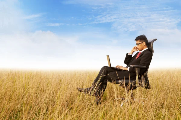 Businessman working outdoor — Stock Photo, Image
