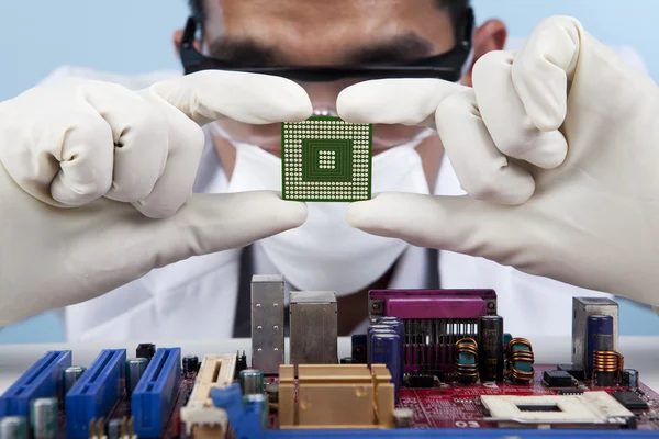 Проверка компьютерного чипа — стоковое фото