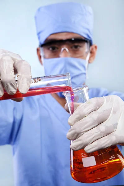 Medico Lavorare con prodotti chimici — Foto Stock