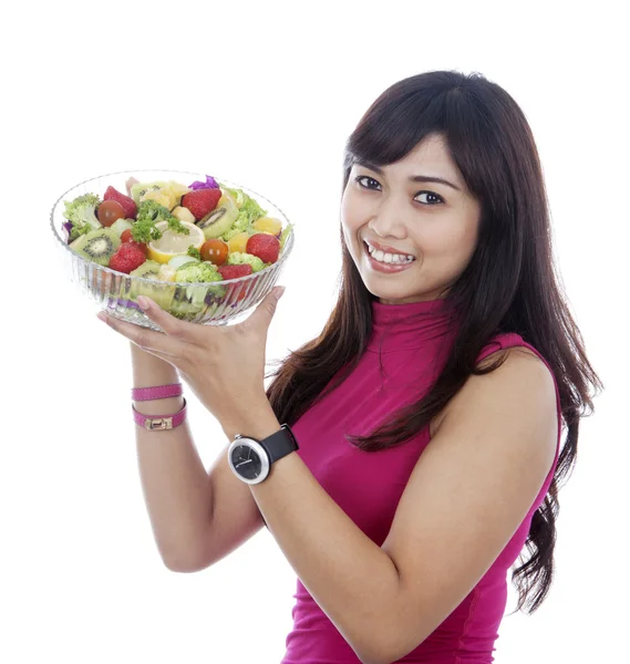 Улыбающаяся девушка с салатом — стоковое фото