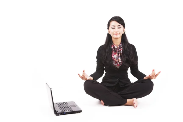 Asiatische Geschäftsfrau meditiert — Stockfoto