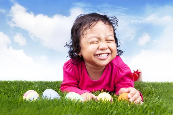 Roztomilá dívka s velikonoční vajíčka — Stock fotografie