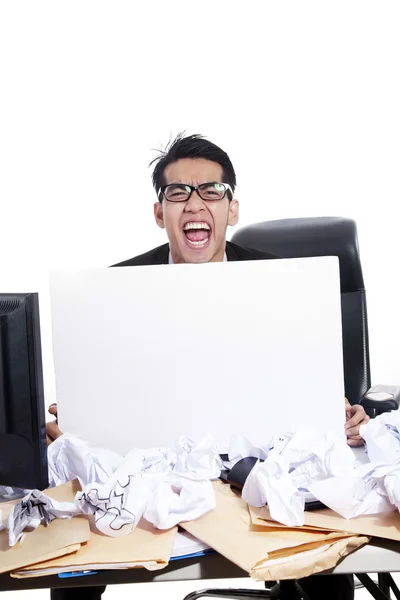 Rozzlobený podnikatel drží prázdná deska — Stock fotografie