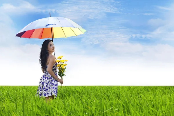 Vacker kvinna med blommor och paraply — Stockfoto
