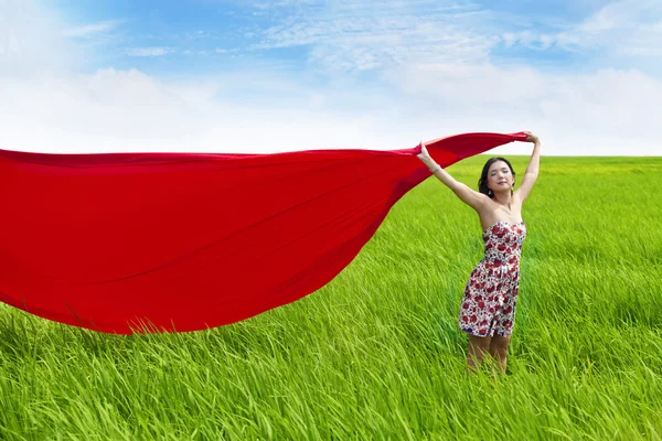 在稻田上的红色围巾无忧无虑的女人 — 图库照片