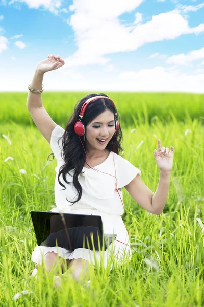 Hezká žena poslouchá hudbu venkovní — Stock fotografie