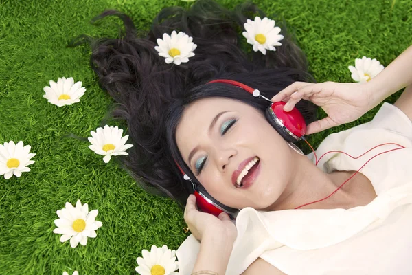 Šťastná žena poslouchá hudbu venkovní — Stock fotografie