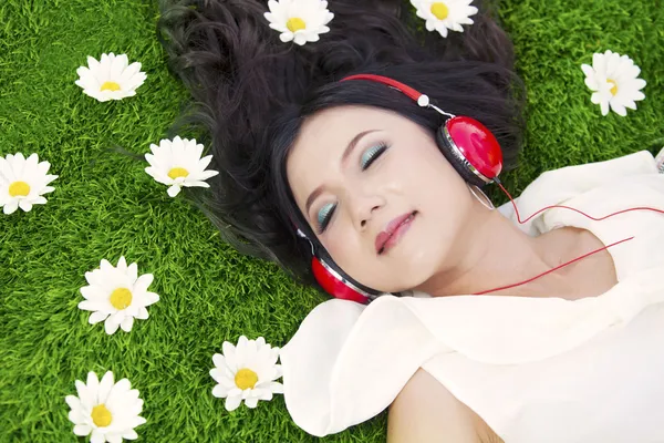 Vacker kvinna lyssnar på musik utomhus — Stockfoto