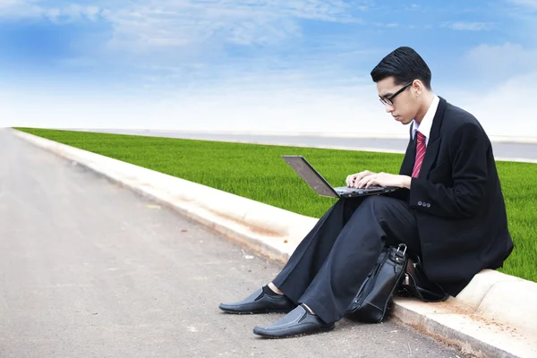 Empresário trabalhando com laptop ao ar livre — Fotografia de Stock