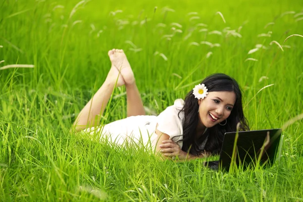 Mulher bonita feliz usando laptop ao ar livre — Fotografia de Stock