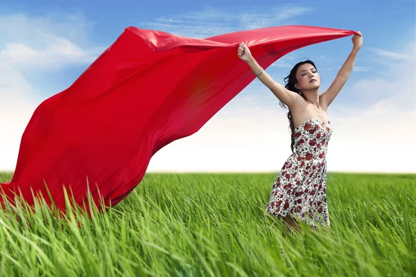 Mulher bonita com cachecol vermelho ao ar livre — Fotografia de Stock
