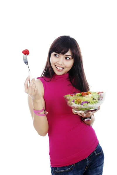 Nainen syö terveellistä salaattia — kuvapankkivalokuva