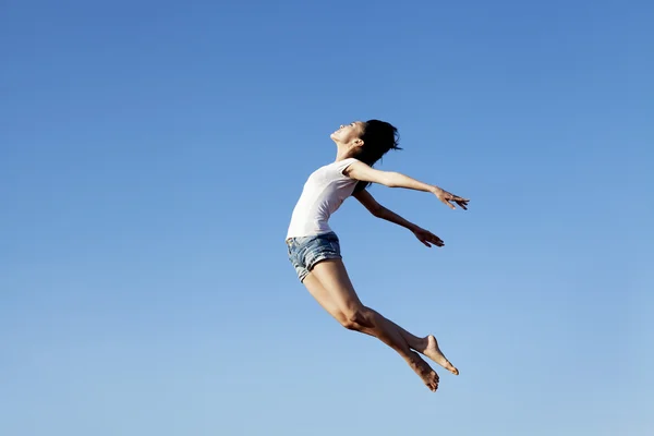 Mulher voando com espaço de cópia — Fotografia de Stock