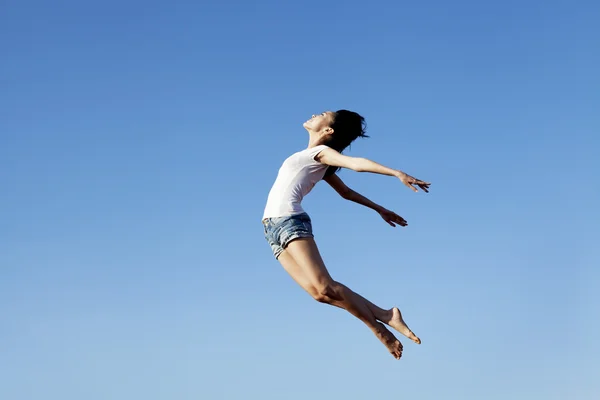 Femme volant avec espace de copie — Photo