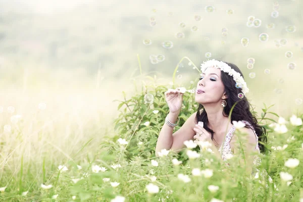 Hermosa mujer soplando burbujas —  Fotos de Stock