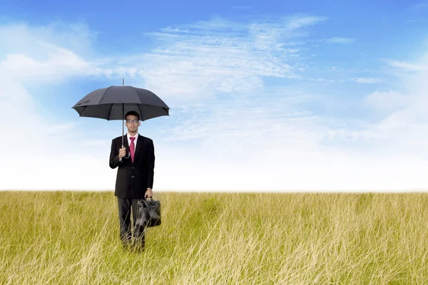 Empresário com guarda-chuva tiro ao ar livre — Fotografia de Stock