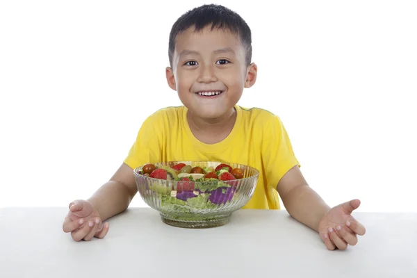 Niño con un bol de ensalada de frutas —  Fotos de Stock