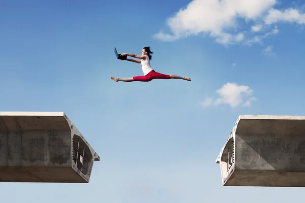 노트북으로 점프 하는 매력적인 여자 — 스톡 사진
