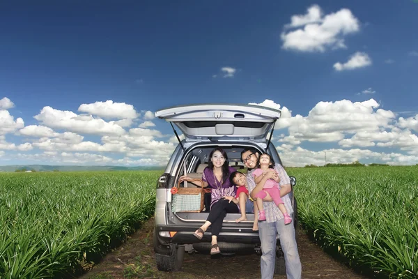 Lycklig familj på en roadtrip — Stockfoto