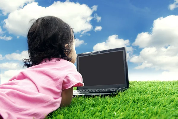 Bambina con computer portatile all'aperto — Foto Stock