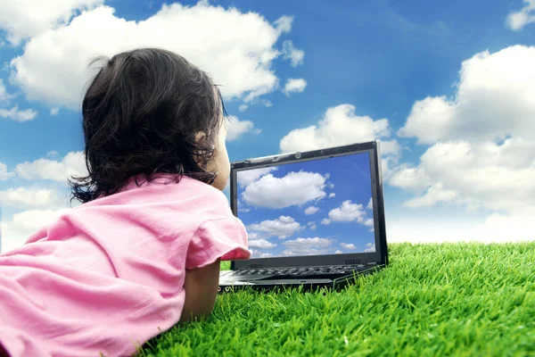 女孩与室外的膝上型计算机 — 图库照片