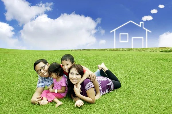 Glücklich asiatische Familie posiert — Stockfoto