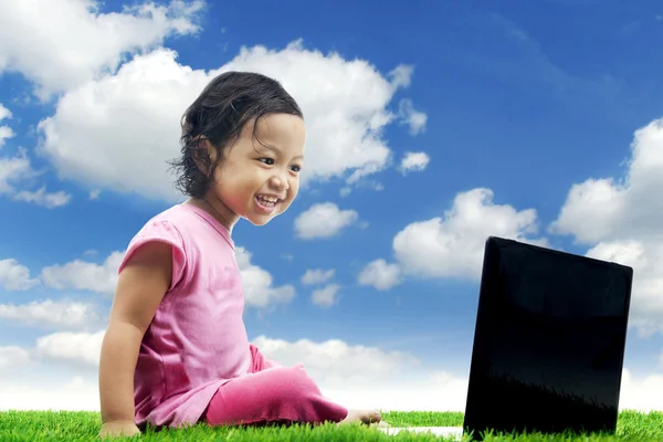 Chica feliz con portátil — Foto de Stock