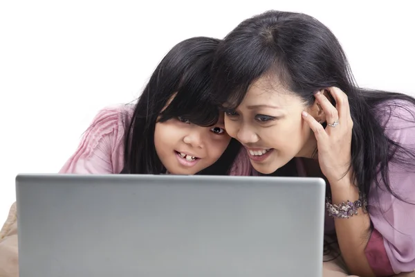 Moeder en dochter surfen op het net — Stockfoto