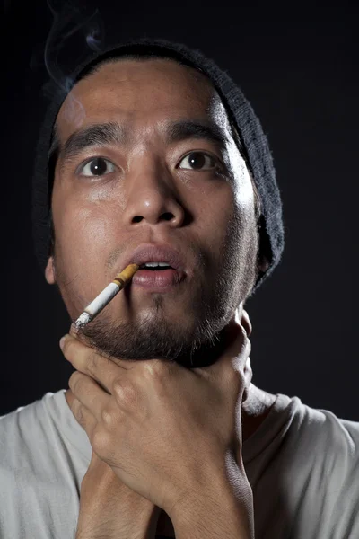 Foto de la cabeza de un fumador enfermo — Foto de Stock