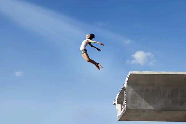 Kvinna hoppa från bron — Stockfoto