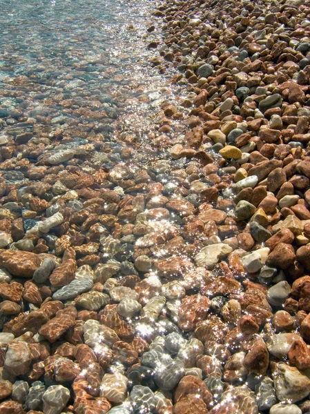 Meereswellen-Vorfall an der Kieselsteinküste — Stockfoto