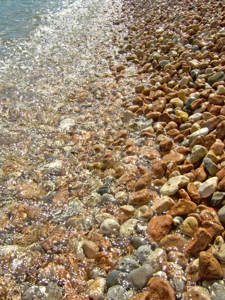 Каменистые камни у моря — стоковое фото